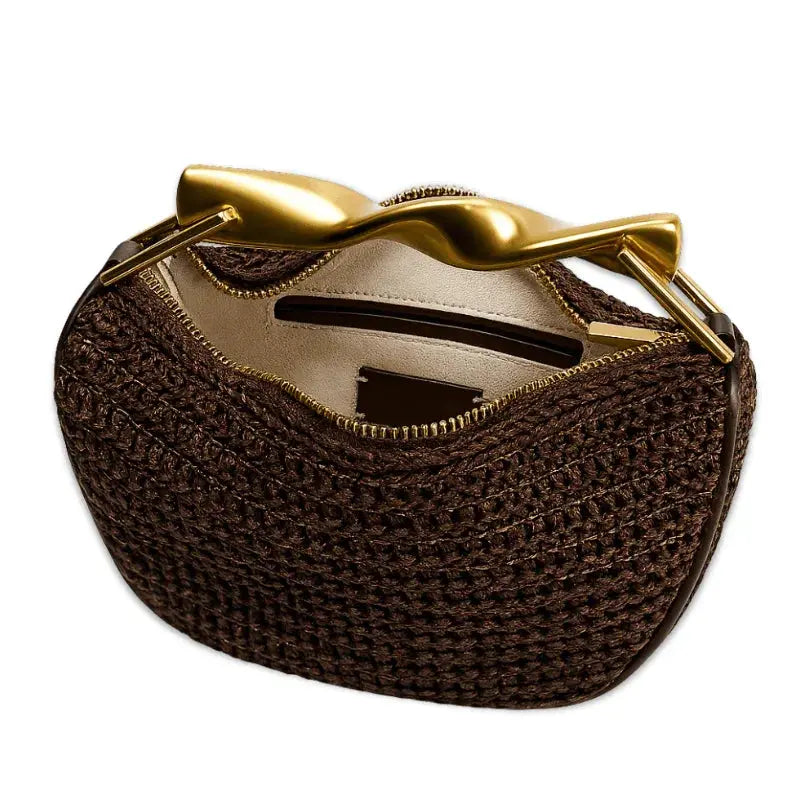 Intérieur du sac à main en osier marron tressé avec anse dorée.