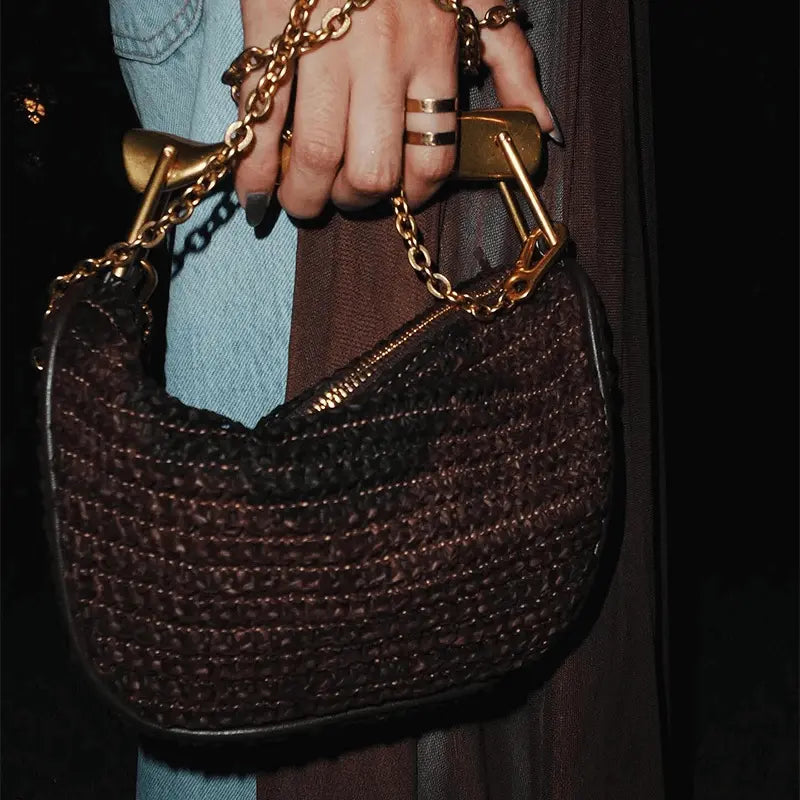 Sac à Main Bandoulière Femme – Osier Marron Tressé with golden chain strap, woven brown wicker handbag for women.