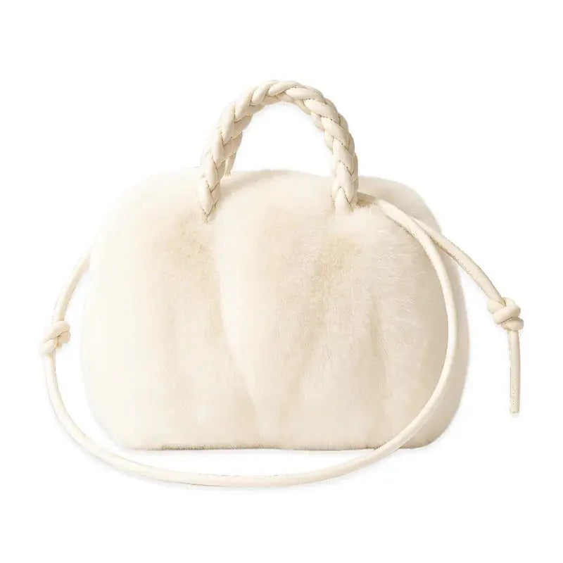 Sac à main blanc élégant en fausse fourrure pour l’hiver.