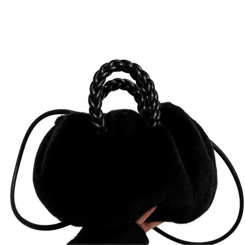 Sac à main femme hiver en fausse fourrure noire avec anse tressée.