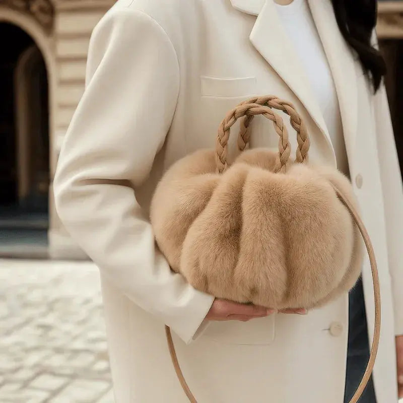 Look chic avec un sac à main en fausse fourrure beige.