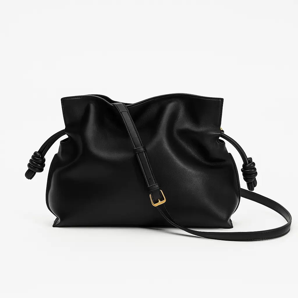 Photo du sac LIVIA noir en cuir, format compact.