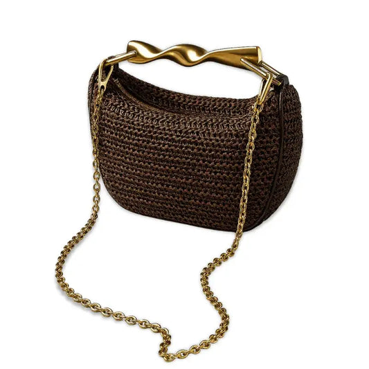 Sac à main en osier marron tressé, avec bandoulière chaîne dorée.