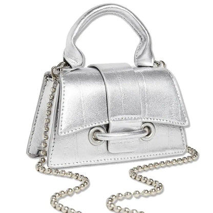 Mini sac à main bandoulière argent avec chaîne élégante.