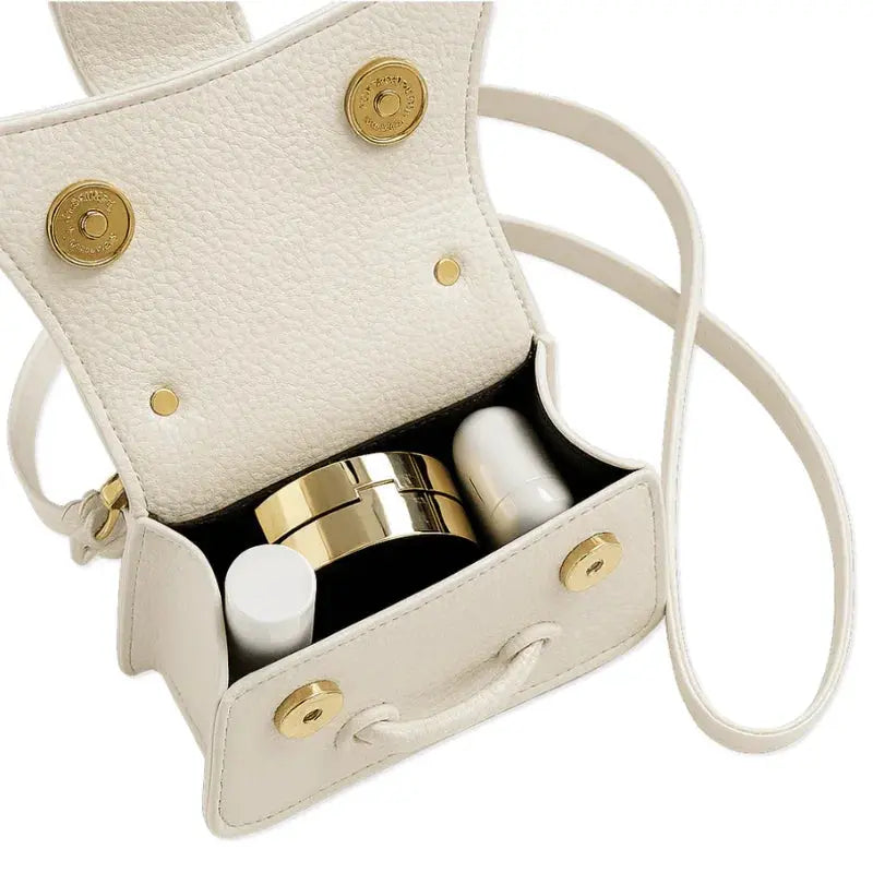 Vue intérieure d’un mini sac à main bandoulière blanc.