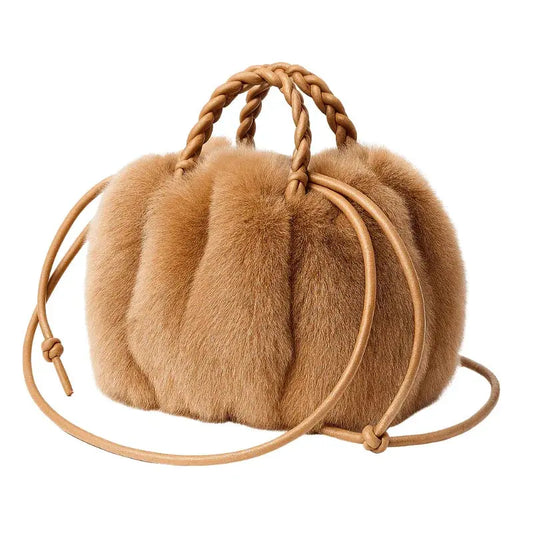 Sac à main camel en fausse fourrure douce avec bandoulière.