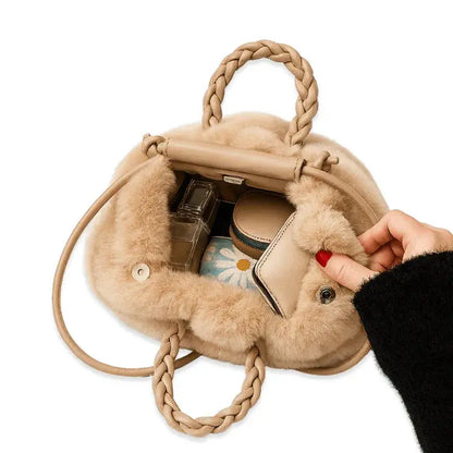 Intérieur du sac à main en fausse fourrure avec poche bouton pression 
