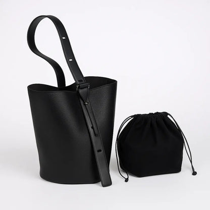 Sac en cuir SLOANE noir sur fond blanc.