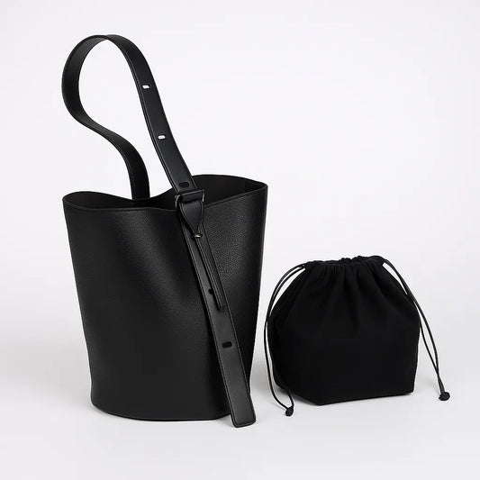 Sac en cuir SLOANE noir sur fond blanc.
